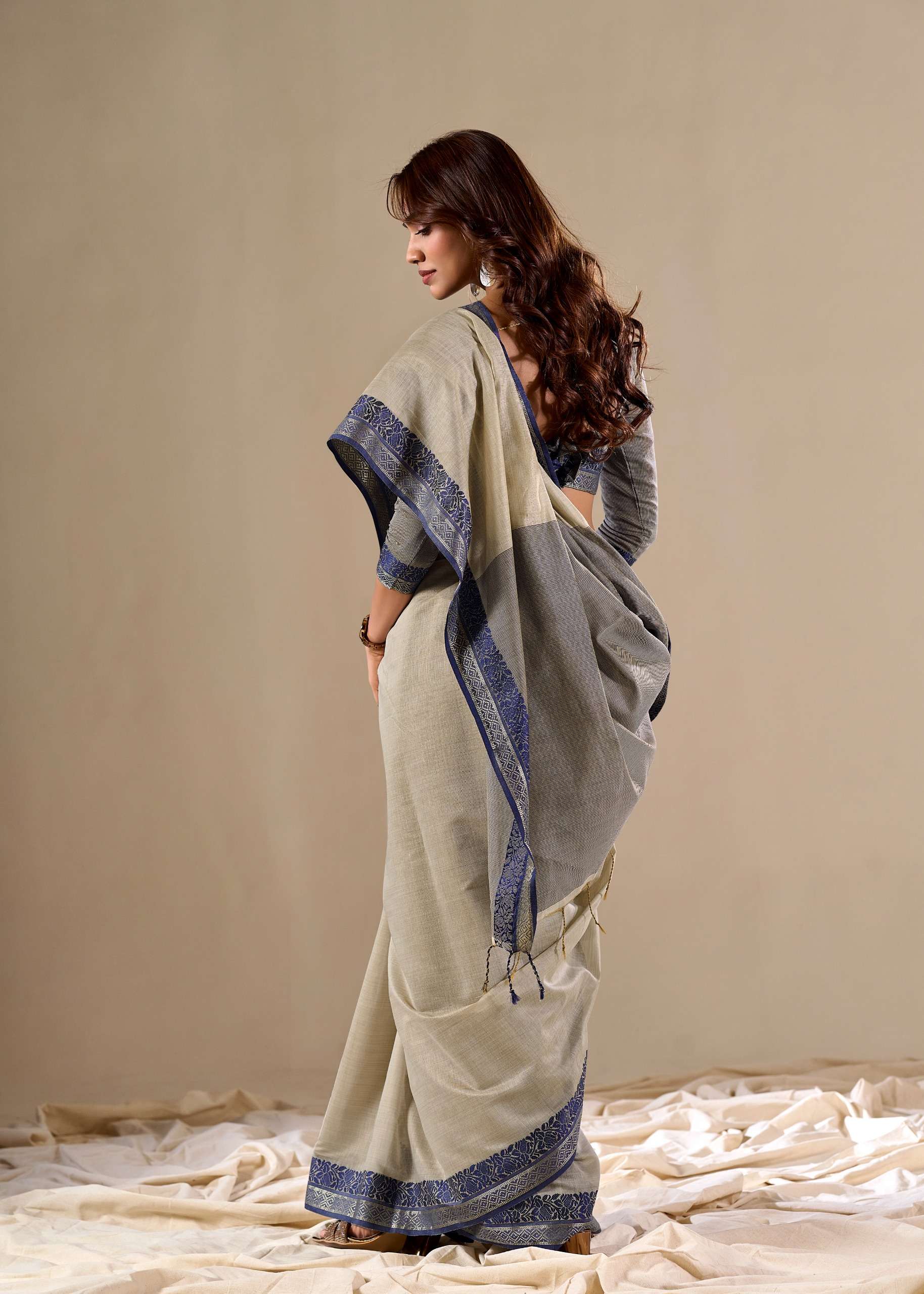 Dazzling Grey Plain Cotton Saree