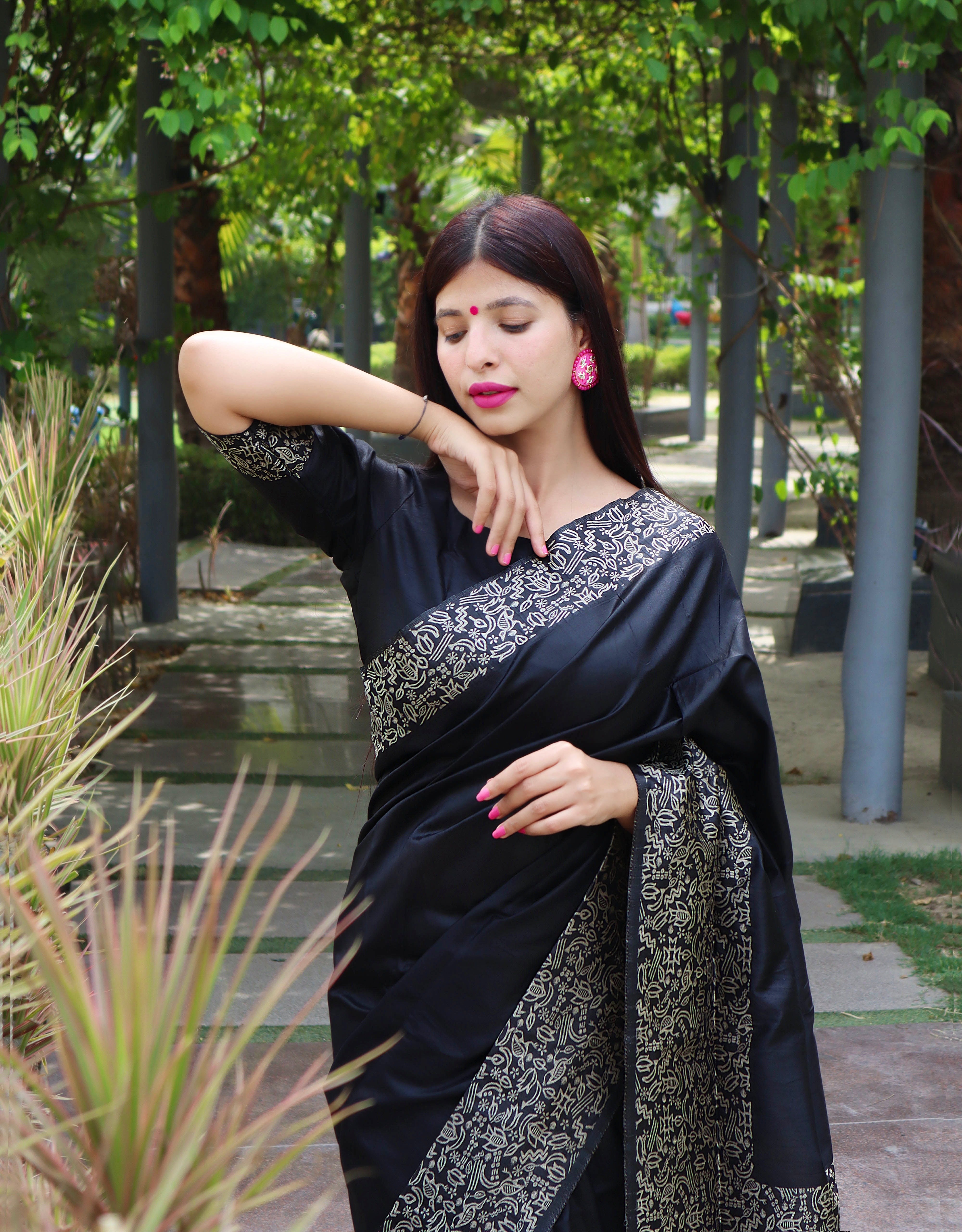 Crease Black Banglori Handloom Raw Silk Saree With Rich Pallu And Running Blouse Piece