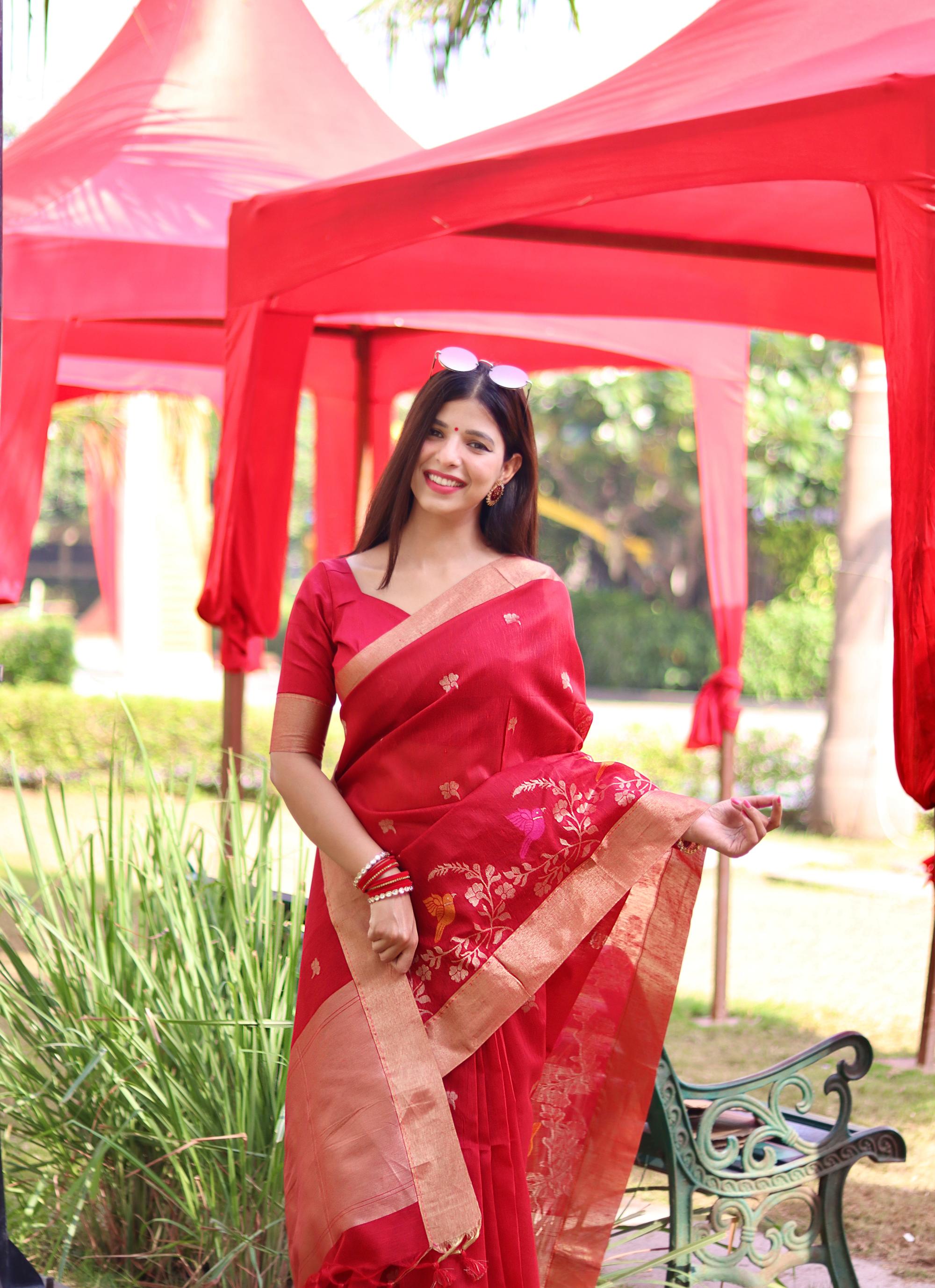 Enamoring Red Linen Silk Saree With Hypnotic Blouse Piece