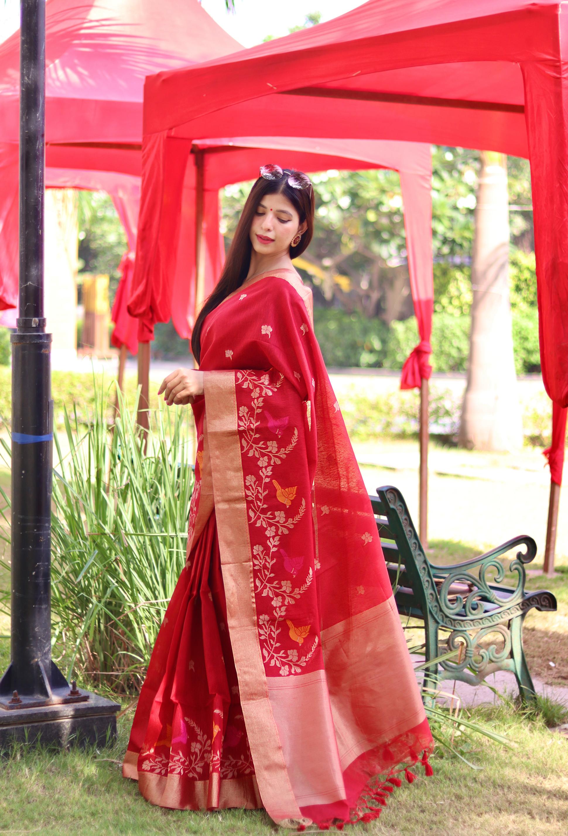 Enamoring Red Linen Silk Saree With Hypnotic Blouse Piece