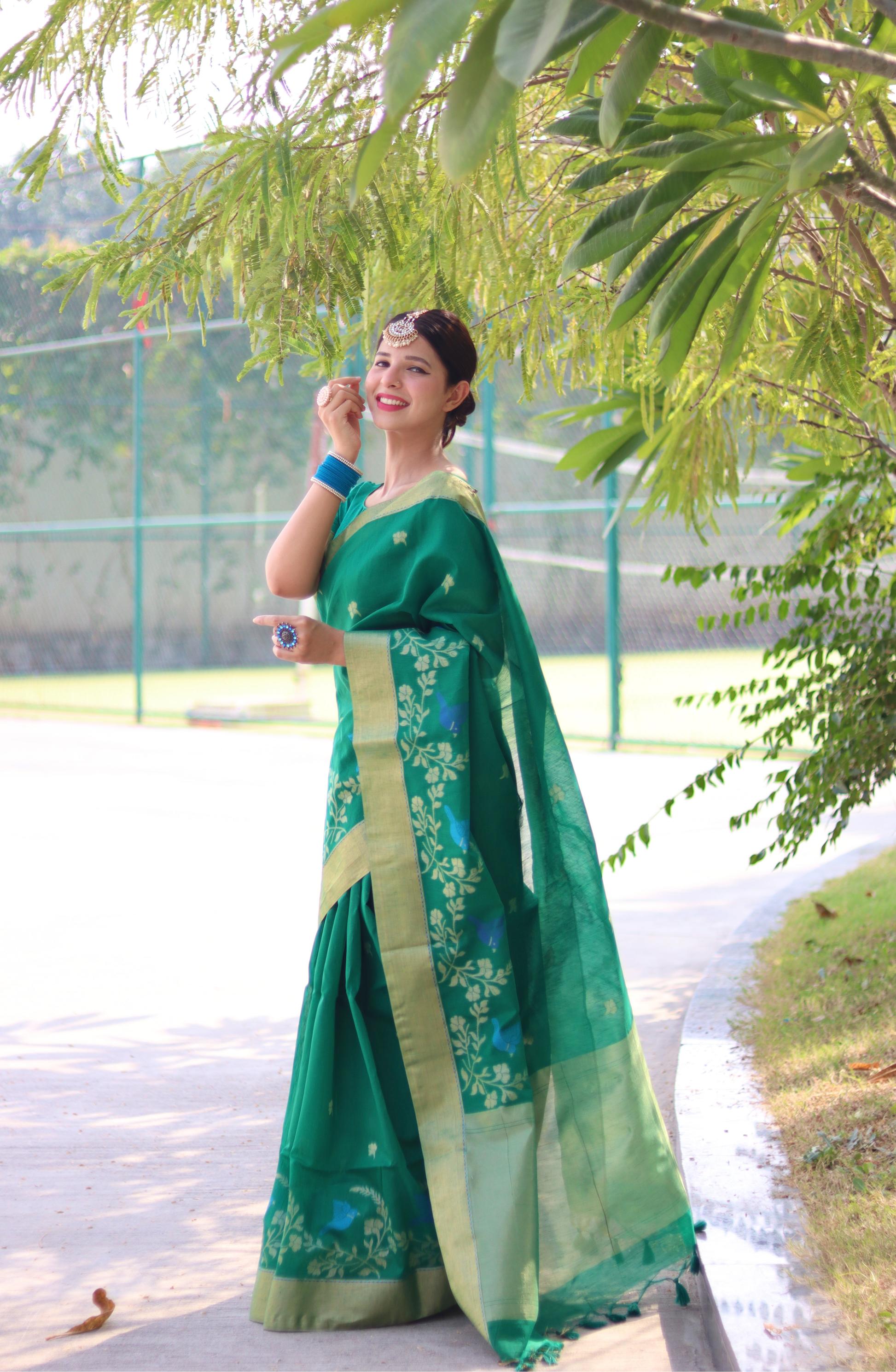 Stunner Green Linen Silk Saree With Hypnotic Blouse Piece