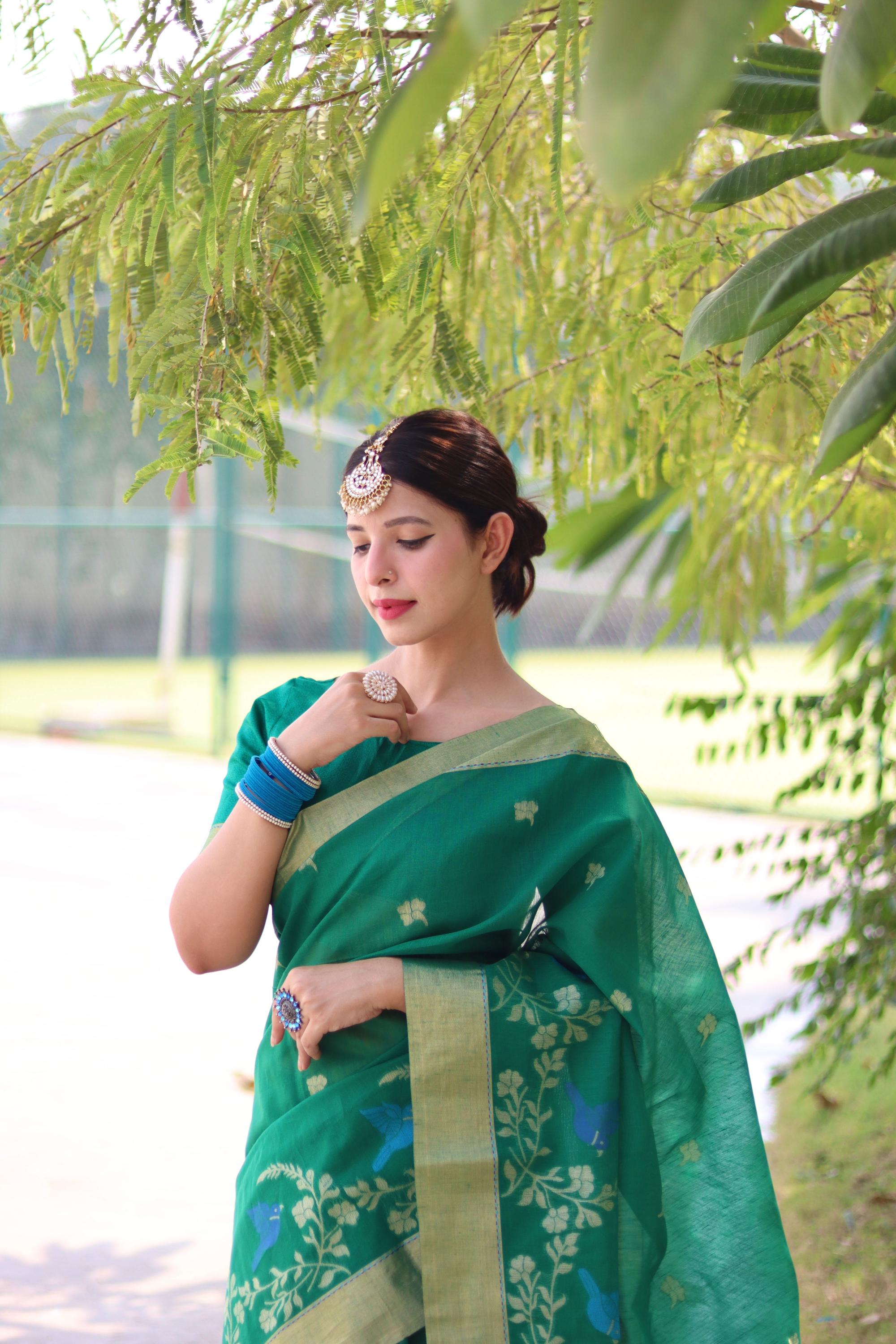 Stunner Green Linen Silk Saree With Hypnotic Blouse Piece