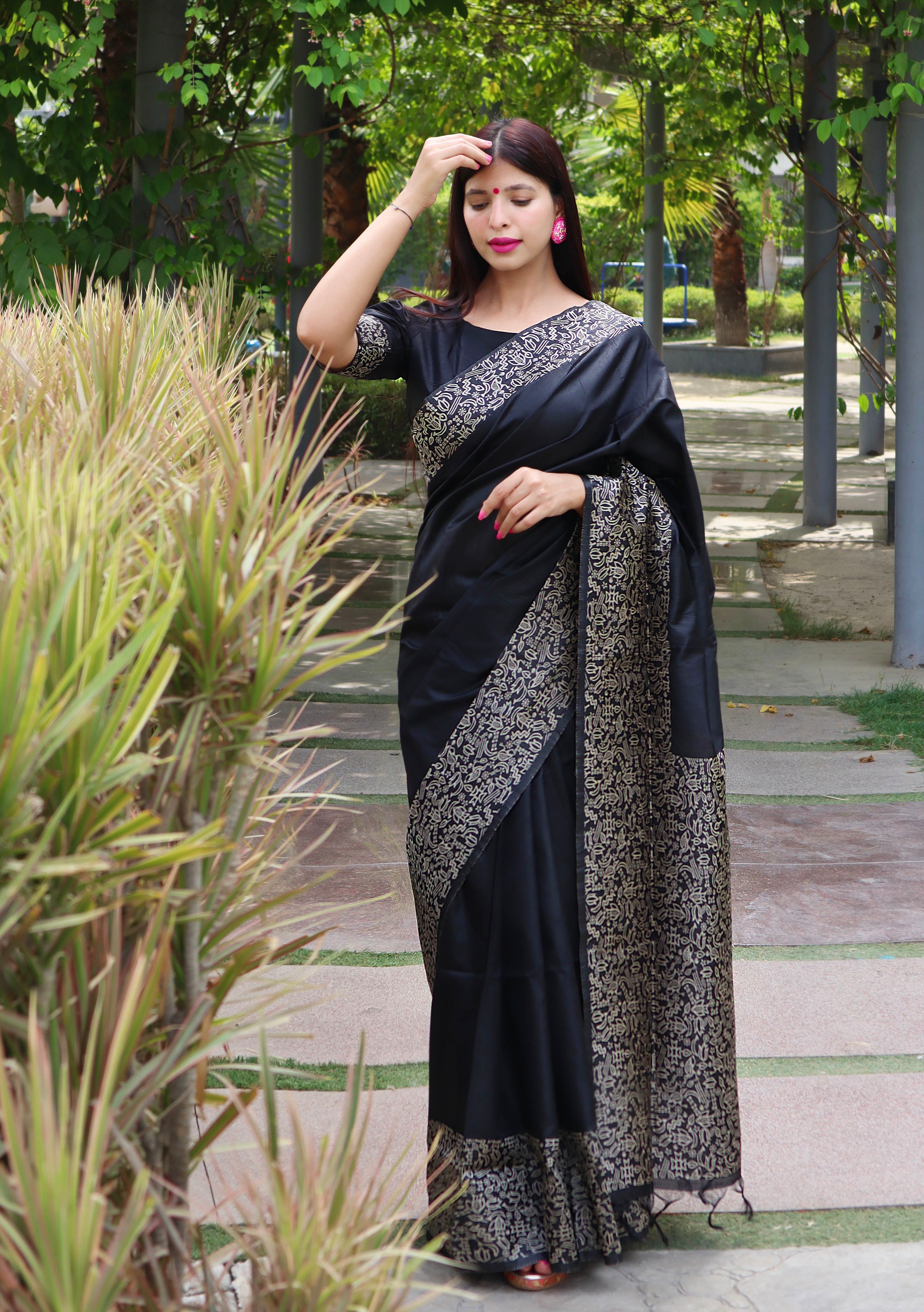 Crease Black Banglori Handloom Raw Silk Saree With Rich Pallu And Running Blouse Piece