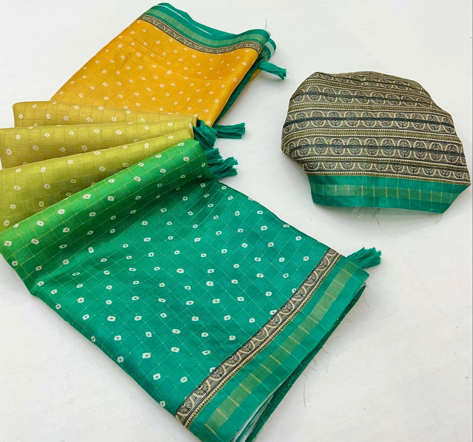 Redolent Rama Maheshwari Cotton Silk Saree Featuring Classic Bandhani Prints