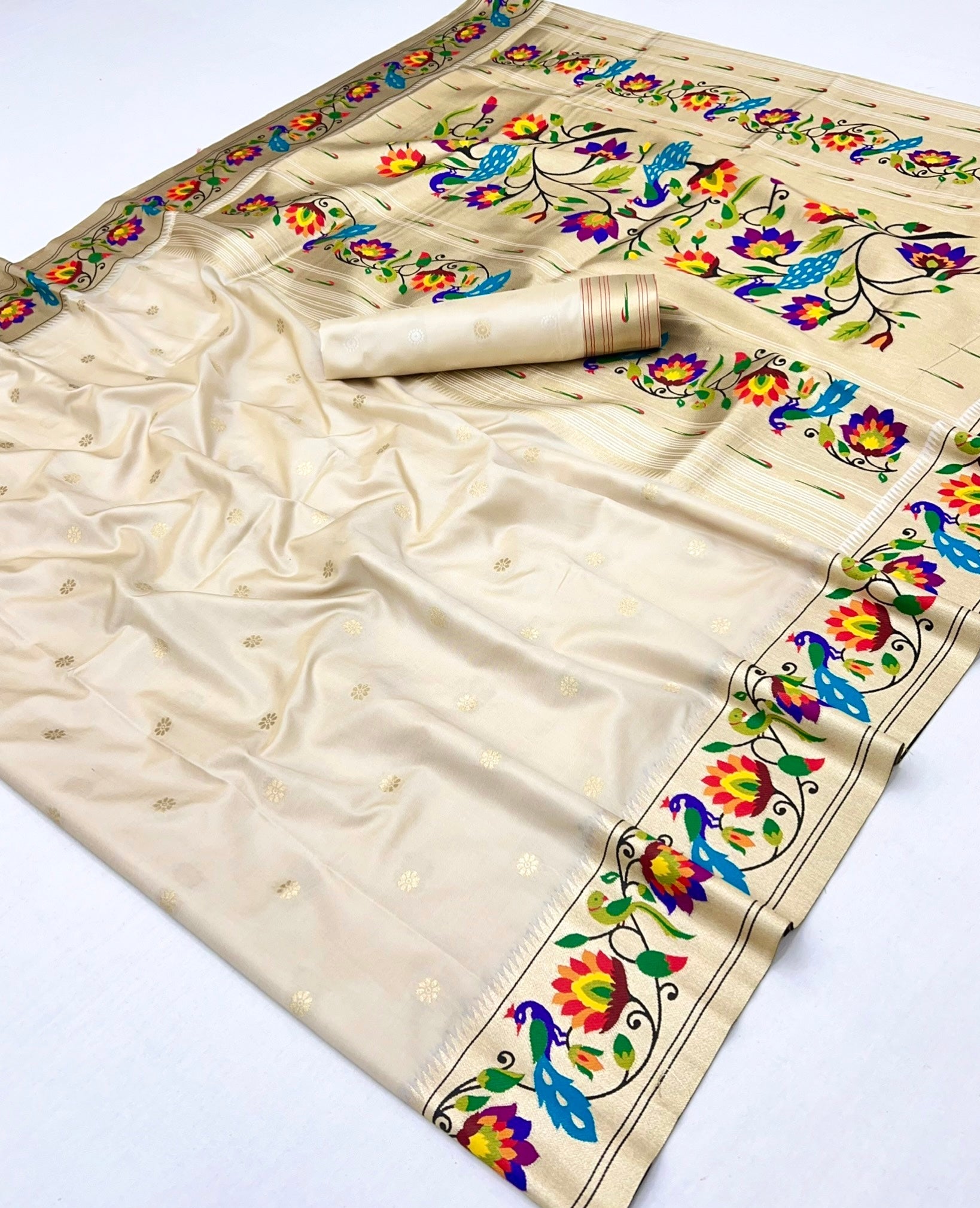 Pulsating Off White Paithani Silk Saree With Propinquity Blouse Piece
